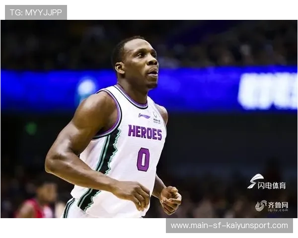 篮球奇迹——隔着广告牌救球的瞬间震撼人心